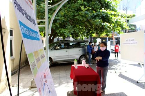 Cây AMT gạo trí tuệ nhân tạo đầu tiên được đặt ở trụ sở Hội Chữ thập đỏ TP Đà Nẵng. Vì ứng dụng công nghệ, nên chiếc máy này có thể tự vận hành mà không cần bất kì tình nguyện viên nào hỗ trợ. Người dân đến nhận gạo có thể tự thực hiện theo các bước được treo ở khu vực ATM gạo. Ảnh: Giang Thanh