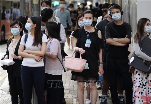 Người dân đeo khẩu trang phòng lây nhiễm COVID-19 tại Hong Kong, Trung Quốc, ngày 27/7/2020. Ảnh: THX/TTXVN