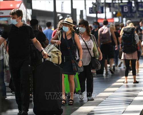 Hành khách đeo khẩu trang phòng lây nhiễm COVID-19 tại nhà ga tàu hỏa ở Frankfurt, Đức, ngày 16/8/2020. Ảnh: THX/TTXVN