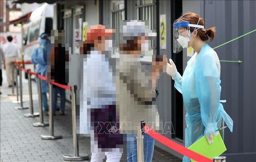 Người dân chờ xét nghiệm COVID-19 tại Seoul, Hàn Quốc ngày 17/8/2020. Ảnh: Yonhap/TTXVN