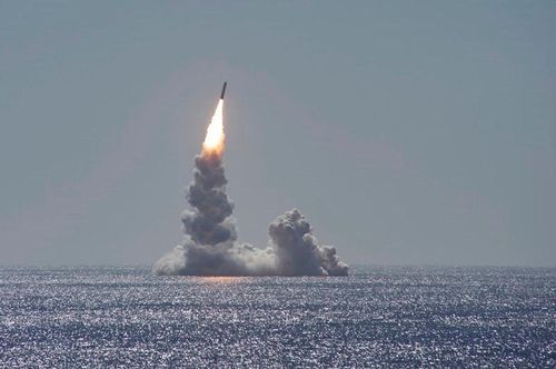 Vụ phóng thử tên lửa Trident II từ tàu ngầm USS Maine ở ngoài khơi bờ biển San Diego, bang California, Mỹ ngày 12/2/2020. Ảnh: The Sun