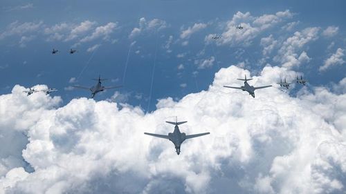 Đội hình máy bay ném bom tàng hình B-1 Lancer Mỹ và máy bay F-15C Eagle Nhật Bản diễn tập ngày 18/8. Ảnh: Bộ chỉ huy Không quân Thái Bình Dương.