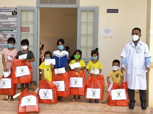 Tặng quà trẻ em thôn bị bạch hầu Sông Ngân, xã Linh Trường.