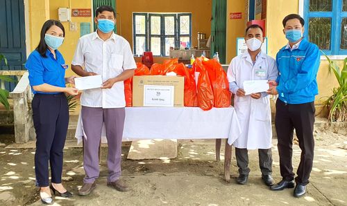 Tặng quà người dân vùng bị bạch hầu xã Linh Trường, huyện Gio Linh.
