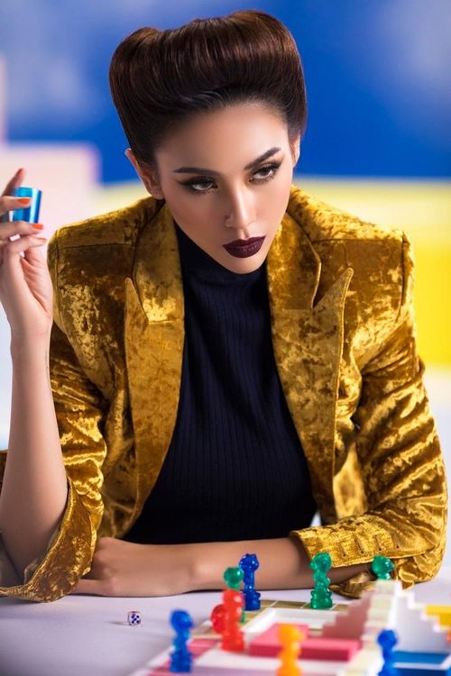 Võ Hoàng Yến - cô giáo đẹp sắc sảo.