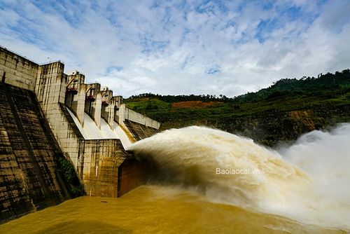 Nếu mưa lớn tiếp tục kéo dài, nhà máy sẽ tăng lưu lượng xả lũ trong những ngày tới.