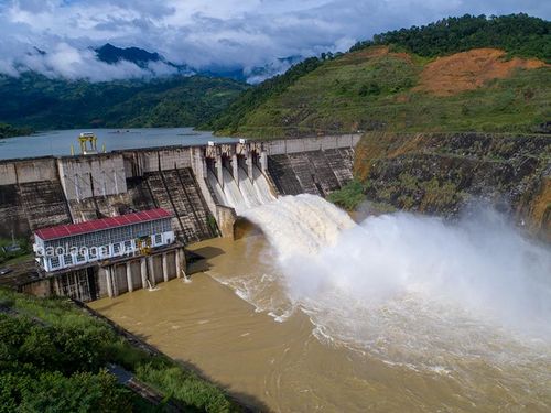 Nhà máy mở 4 cửa xả nước để đảm bảo an toàn đập.