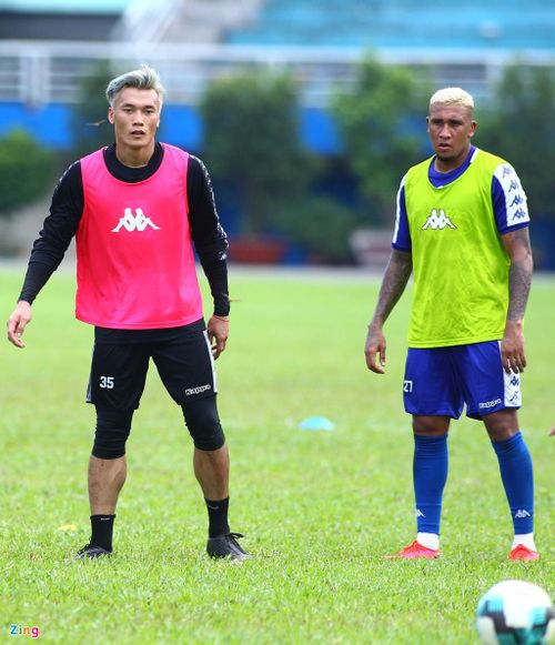 Tuy nhiên trên sân tập không chỉ Dũng "Gôn" có màu tóc nổi bật. Ariel Ortiz cũng vừa nhuộm vàng tóc. Tân binh người Costa Rica chỉ vừa đến Việt Nam hơn một tháng và sớm có quyết định thay đổi một chút để tạo cảm hứng mới mẻ trong cuộc sống.