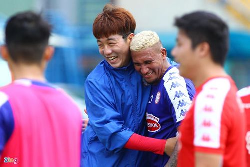 Khoảng thời gian làm quen với đội chưa nhiều nhưng Ortiz hòa nhập khá nhanh. Anh ôm trợ lý ngôn ngữ Yang Jae-mo (trái) của HLV Chung Hae-seong để ăn mừng pha bóng sút trúng xà ngang. Yang vừa nhận án kỷ luật phạt 10 triệu và bị cấm làm nhiệm vụ 2 trận từ Ban kỷ luật VFF vì hành vi khiêu khích, kích động.