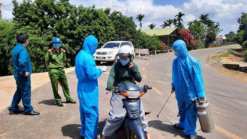 Cán bộ, chiến sĩ Công an và đoàn viên, thanh niên tỉnh Đắk Lắk tích cực tham gia phát khẩu trang y tế phòng, chống dịch bệnh trên địa bàn.