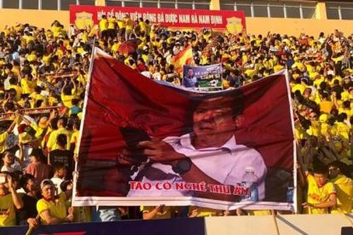CĐV Dược Nam Hà Nam Định “đá xoáy” Trưởng ban Trọng tài VFF Dương Văn Hiền tại vòng 11 V-League 2020.