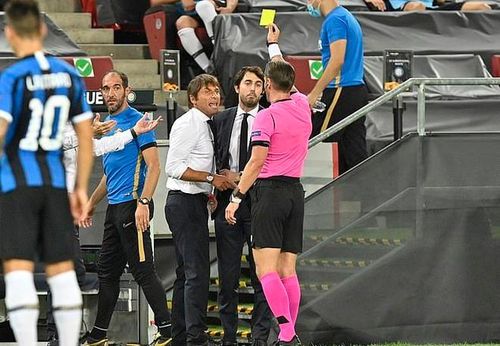 HLV của Inter Milan phản ứng mạnh phải nhận thẻ vàng.
