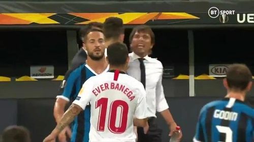 HLV Conte và tiền vệ Ever Banega tranh cãi.
