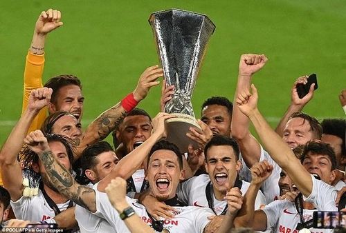 Các cầu thủ Sevilla ăn mừng chức vô địch. Ảnh: Getty Images