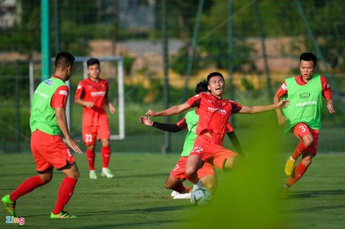  Sau phần khởi động, các cầu thủ chia làm 4 đội đá 2 trận đấu trong phạm vi hẹp. Tuy chỉ là đá tập, các cầu thủ cũng vào bóng quyết liệt. Đây là các cầu thủ trẻ, ít có cơ hội ra sân tại V.League và cũng ít có cơ hội thể hiện trước ban huấn luyện U22 Việt Nam. 