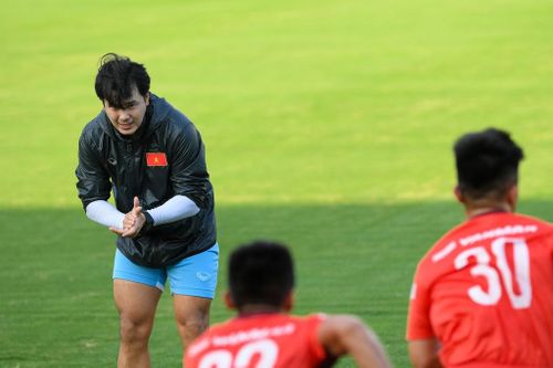  Dẫu thời tiết nắng nóng, huấn luyện viên thể lực Park Sung-gyun vẫn liên tục thúc giục các cầu thủ đẩy nhanh tốc độ trong phần tập chạy tăng tốc cự ly ngắn. 
