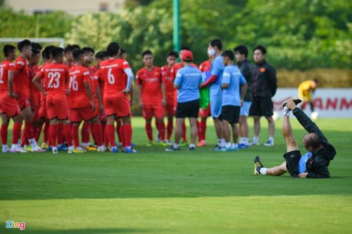  Trong buổi tập này, thầy Park giao việc chỉ đạo cho các trợ lý. Ông hầu như chỉ lặng lẽ quan sát từ xa. 