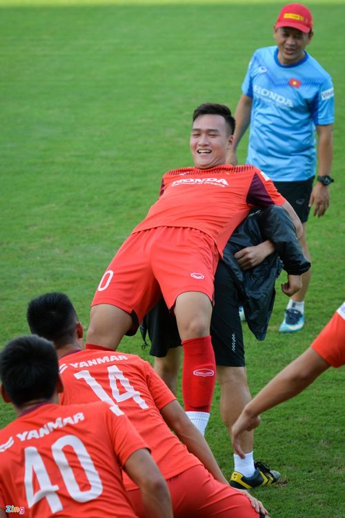  Chiến lược gia Hàn Quốc còn cõng Bùi Hoàng Việt Anh lên để giãn cơ lưng khiến cầu thủ Hà Nội bật cười. 