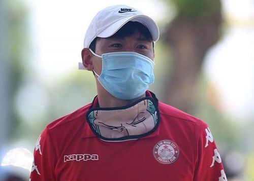  Tiền vệ người Hàn Quốc Seo Yong-duk còn mang theo đồ bịt mắt để tranh thủ ngủ trên đường đi. Trong buổi chiều cùng ngày, CLB TP.HCM có buổi tập đầu tiên trong sân Bà Rịa. Đây là sân nhà của đội Bà Rịa - Vũng Tàu, đối thủ của CLB TP.HCM ở trận bán kết Cúp Quốc gia 2020. 