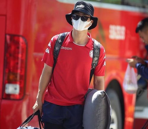  Tiền đạo Nguyễn Công Phượng mang chiếc gối thân quen đi cùng cho dễ ngủ. Công Phượng đang chấn thương gót chân nên anh phải tập phục hồi riêng với bác sĩ. 