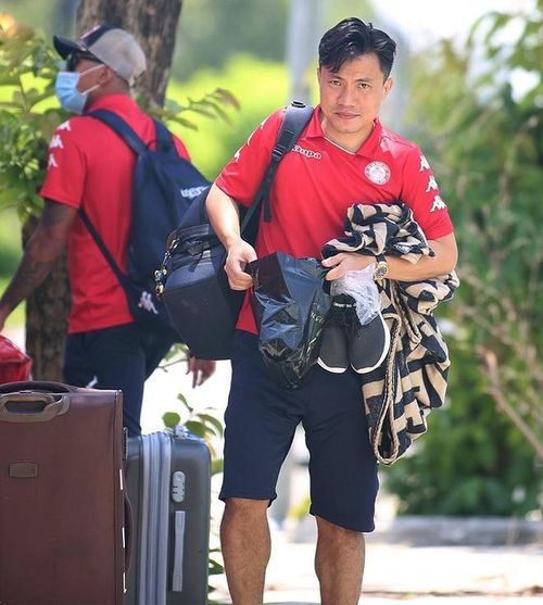  Tiền vệ Vũ Anh Tuấn còn mang theo chiếc mền trong đợt tập huấn này. Anh vừa bình phục chấn thương dây chằng chân trái và mới quay trở lại đội cách đây vài ngày. Cầu thủ từng khoác áo HAGL hy vọng kịp trở lại khi các giải bóng đá chuyên nghiệp được tổ chức tiếp. 