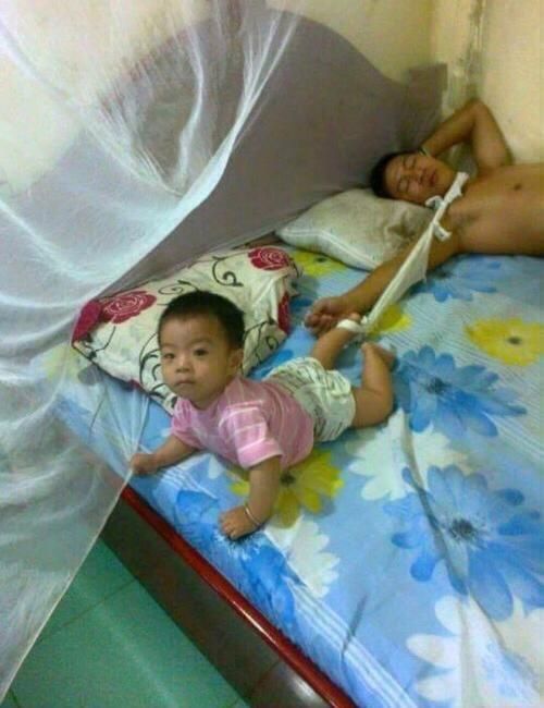Khi bố bận ngủ thì việc trông con đâu có gì khó khăn. Buộc chúng lại là cách từng được nhiều cánh mày râu lựa chọn.
