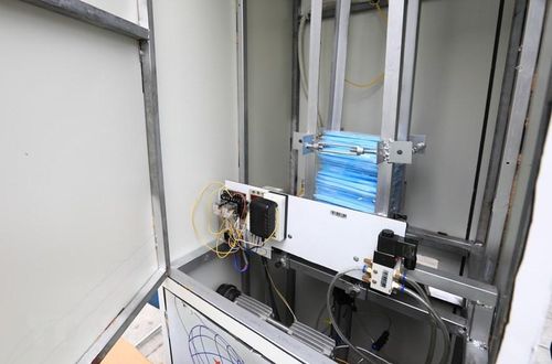 Cấu tạo bên trong cây ATM phát khẩu trang miễn phí. (Ảnh: Thành Đạt/TTXVN)