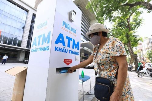 Mỗi lần người dân đến chỉ nhận được 1 gói gồm 3 cái bên trong. (Ảnh: Thành Đạt/TTXVN)
