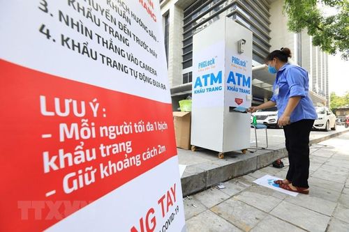 Cây ATM phát khẩu trang miễn phí phục vụ người dân từ 8 đến 17 giờ các ngày thứ hai, thứ ba, thứ tư hàng tuần từ 24/8 đến 23/9/2020. (Ảnh: Thành Đạt/TTXVN)