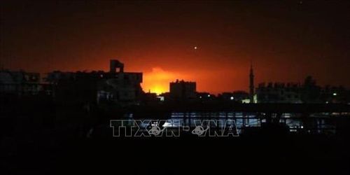 Khói lửa bốc lên sau vụ nổ đường ống khí đốt ở khu vực Ad Dumayr và Adra, Syria ngày 24/8/2020. Ảnh: AFP/TTXVN