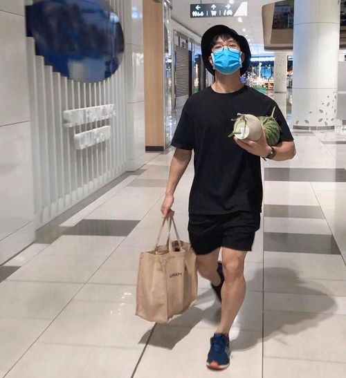 Công Phượng thường đội mũ đen rộng vành FBNV