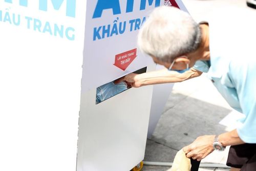 Dự kiến sẽ có 45.000 khẩu trang y tế loại 3 lớp và 4 lớp được chuẩn bị sẵn để phục vụ việc phát miễn phí thông qua cây ATM này