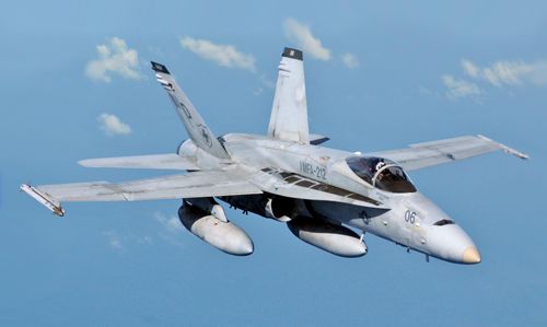 Bắt đầu từ những năm 2000, kế hoạch thay thế tiêm kích hạm chủ lực F/A-18E/F Super Hornet và tấn công điện tử EA-18G Growler với chi phí hàng tỷ USD của Hải quân Mỹ đã được khởi động, nhằm mở rộng phạm vi chiến đấu của tàu sân bay Mỹ. Ảnh: Tiêm kích hạm F/A-18E/F Super Hornet - Nguồn: Wikipedia.