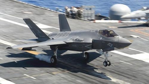 Chuyên gia phân tích hải quân Bryan Clark cho biết trong một cuộc phỏng vấn với USNI News, Hải quân Mỹ đang phát triển một mẫu máy bay chiến đấu có người lái, có nhiều chức năng của F-35C, nhưng thiết kế theo hướng mở và phạm vi hoạt động được mở rộng. Ảnh: Tiêm kích hạm tàng hình F-35C của Mỹ - Nguồn: Hải quân Mỹ.