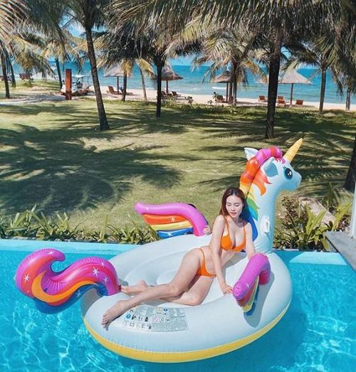 Trong hình, nữ diễn viên diện bộ bikini màu cam khoe thân hình gợi cảm.