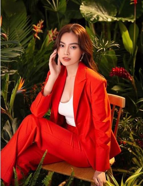Thời gian gần đây cô thường xuyên vướng tin đồn có quan hệ tình cảm với ca sĩ Chi Dân.