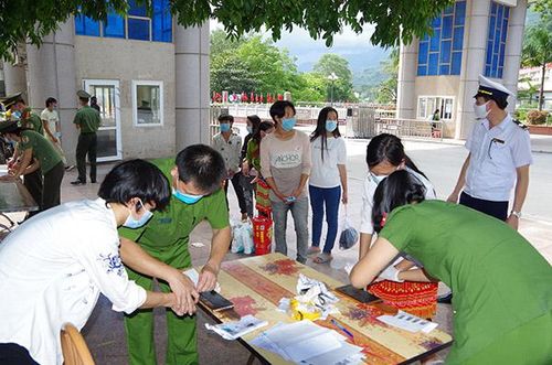 Các đơn vị chức năng tiếp nhận công dân do Công an Trung Quốc trao trả.