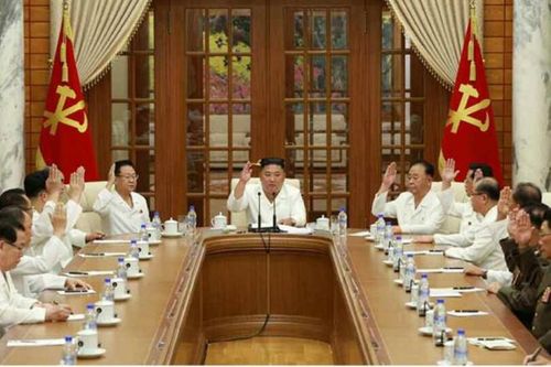 Ông Kim Jong Un chủ trì cuộc họp Bộ chính trị Triều Tiên ngày 25/8. Ảnh: KCNA.