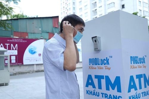 "ATM khẩu trang" miễn phí đầu tiên ở Hà Nội không phân biệt hoàn cảnh, nếu ai cần hãy cứ đến để nhận.