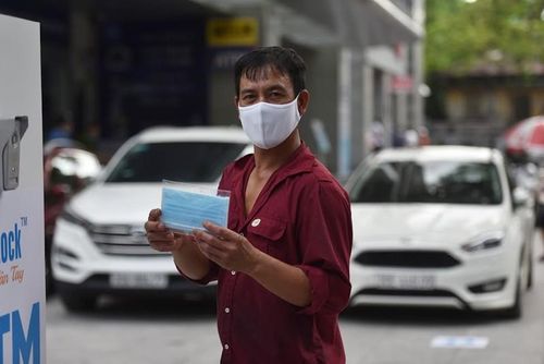 Trước tình hình dịch bệnh COVID-19 đang diễn biến phức tạp như hiện nay, sự xuất hiện của "ATM khẩu trang" như thế này thực sự rất có ích và thuận tiện, nhất là những người dân hoàn cảnh khó khăn.