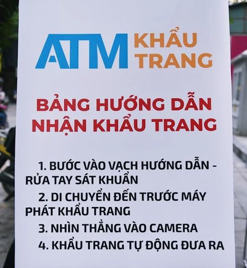 Bảng hướng dẫn nhận khẩu trang được đặt ngay máy ATM để người dân dễ dàng thực hiện. Được biết, hiện tại ở khu vực Ngã tư Lê Văn Hưu giao Ngô Thì Nhậm, đường Giảng Võ, Bà Triệu cũng đã xuất hiện những “cây ATM khẩu trang miễn phí” góp phần đẩy lùi dịch bệnh COVID-19.