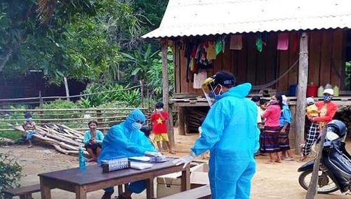 Cơ quan chức năng lấy mẫu xét nghiệm và cấp thuốc uống dự phòng bệnh bạch hầu cho những người dân sinh sống ở thôn Xa Lời (ảnh: HT)