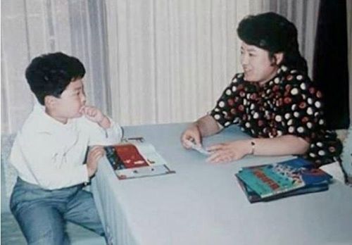 Ảnh hiếm của lãnh đạo Triều Tiên hồi bé ở bên mẹ. Ảnh: Daily NK