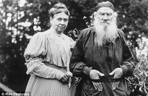 Lev Tolstoi và vợ, ảnh chụp ba năm trước khi ông mất.