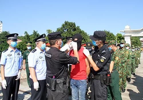 Trao trả 20 đối tượng trốn truy nã của Trung Quốc xuất cảnh trái phép vào Việt Nam lẩn trốn