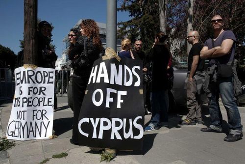  Là thành viên của Liên minh châu Âu và Khu vực kinh tế châu Âu (EEA), Cyprus cũng tuân theo Định hướng Công cụ Tài chính thị trường (MiFID) của châu Âu. Một trong những khía cạnh quan trọng nhất của chỉ thị này là cho phép mọi doanh nghiệp đặt tại EEA cung cấp dịch vụ cho khách hàng trong khối. Nhờ vậy, những công ty giao dịch Forex, tiền mã hóa có thể đặt trụ sở ở Cyprus và hưởng mức thuế ưu đãi, trong khi vẫn bán dịch vụ cho các khách hàng tại trung tâm tài chính Anh. Ảnh: Reuters. 