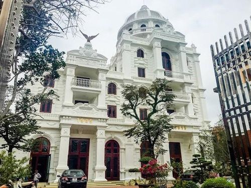 Biệt thự trắng của nữ đại gia Phú Thọ khiến dư luận xôn xao vì vẻ tuyệt đẹp và sự hoành tráng của nó. Ảnh: Vietnamnet.