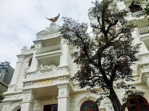 Mặt trước tòa lâu đài, trên đỉnh có hình đại bàng tung cánh. Ảnh: Vietnamnet.