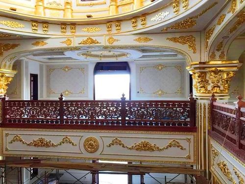 Thông qua loạt ảnh được hé lộ, có thể thấy lâu đài mang phong cách cổ điển châu Âu, các chi tiết hoa văn của lan can gỗ khá cầu kỳ. Ảnh: Nhipsongviet.