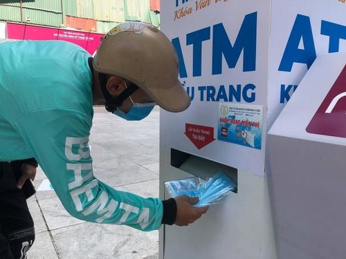 Hệ thống sẽ nhận diện và nhả khẩu trang bên dưới.